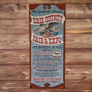 Puede incluir: Cartel vintage de la Feria y Exposición del Condado de Erie de 1975. Presenta un águila con una bandera estadounidense, detalles del evento y fechas. El cartel es en tonos azules, rojos y marrones, con texto.