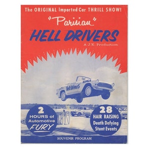 Puede incluir: Programa de recuerdo vintage para el espectáculo de acrobacias automovilísticas "Parisian" Hell Drivers. El programa rojo y azul presenta un coche en el aire, con texto que incluye "2 Hours of Automotive Fury" y "28 Hair Raising Death Defying Stunt Events."