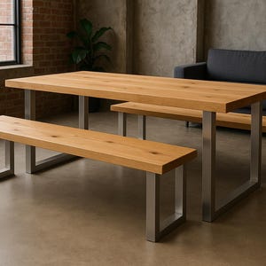 Könnte beinhalten: Ein Esstisch aus hellem Holz und zwei Bänke mit silbernen Metallbeinen. Der Tisch ist rechteckig und die Bänke sind lang und rechteckig. Die Möbel sind im modernen Stil gehalten. Der Tisch ist etwa 180 cm lang.