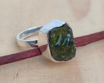 Raw Cut Natural Peridot Ring, 92.5 Sterling Silver Ring, Rough Cut Peridot Gemstone ring, Peridot Jewelry, Best For Gift