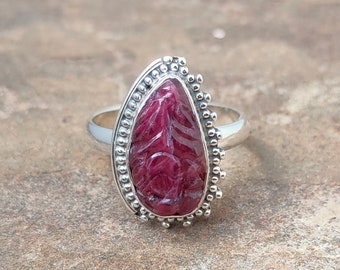 Anillo de rubí natural tallado: diseño tribal en plata de ley