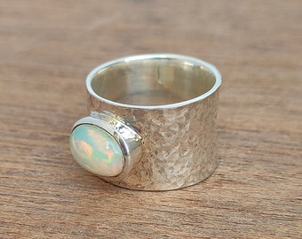 Grote tribale opaalring, natuurlijke witte vuuropaalring, 92,5 sterlingzilveren ring, bandring met gehamerde afwerking, cabochon opaalzilveren ring