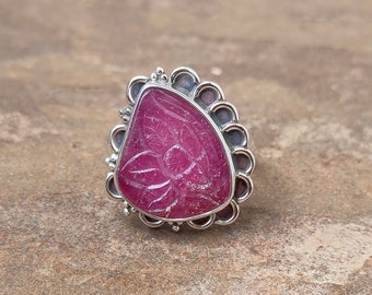 Anillo vintage de rubí tallado: diseño tribal en plata de ley