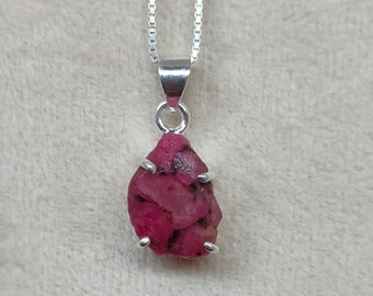 Pendentif rubis taille brute : collier tribal en argent sterling 925