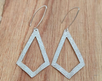Pendientes colgantes de plata de ley martillada: joyería geométrica tribal