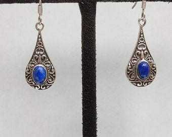 Bella Blu Lapislazzuli Pietra Preziosa. Con Il Testo In Blu E Oro Isolato Su Sfondo Bianco Trovato In Afghanistan 81757896