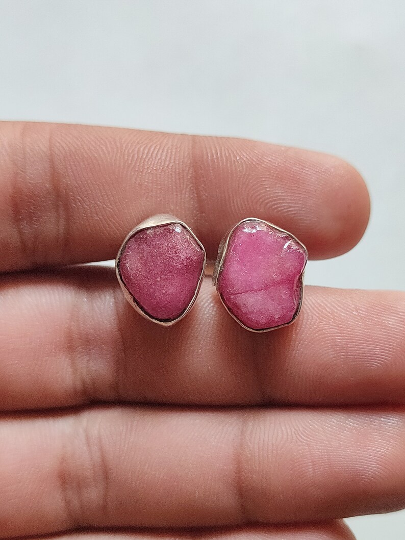Peut inclure: Une paire de boucles d'oreilles en argent avec des accents de pierres pr&eacute;cieuses roses. Les pierres pr&eacute;cieuses sont de forme irr&eacute;guli&egrave;re et ont un aspect brut et naturel.