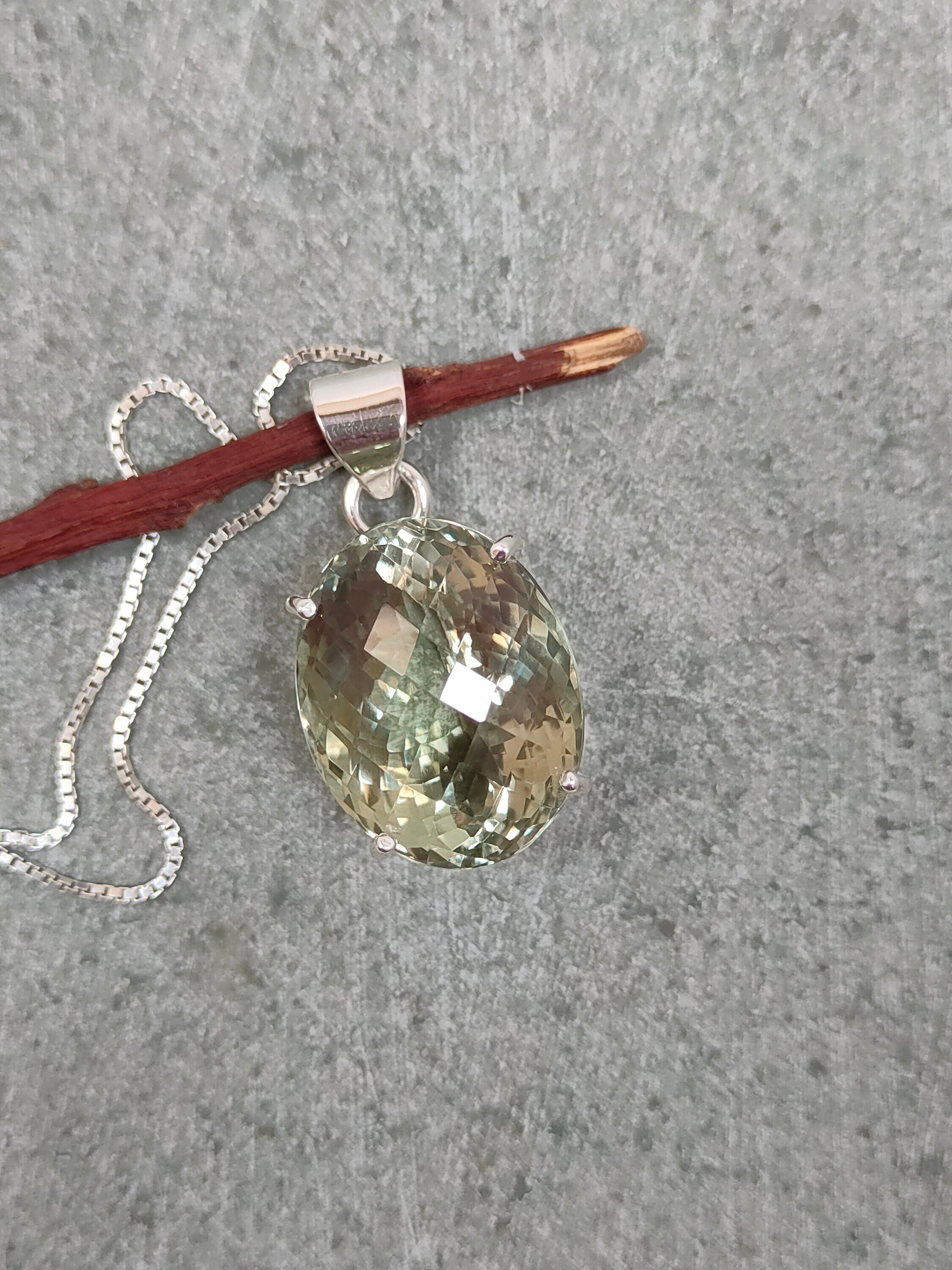 Ciondolo in ametista verde: gioiello fatto a mano in argento sterling con pietre preziose - Italia Ciondolo in ametista verde: gioiello fatto a mano in argento sterling con pietre preziose - Italia