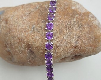 Pulsera de amatista hecha a mano en plata de ley 925: piedra preciosa morada redonda