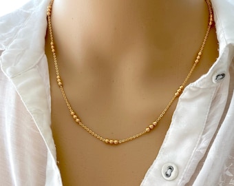Collier chaîne fine perlée, à boules, 3 perles dorées, plaquée à l'or fin 18 carats, ajustable