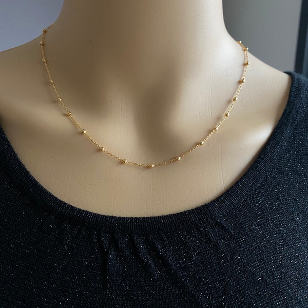 Collier chaîne fine perlée, à boules, plaquée à l'or fin 18 carats, ajustable