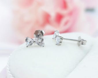 Delicados pendientes de plata de ley con lazo de circonita cúbica