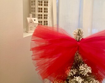 Fiocco in tulle con punta per albero di Natale. Ornamento di Natale grande fiocco rosso brillante. Decorazione natalizia tradizionale 2023. Decorazioni natalizie rosse e verdi.