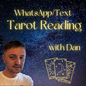 Könnte beinhalten: Werbebild für eine WhatsApp/Text-Tarot-Lesung mit Dan. Der Hintergrund ist ein dunkelblauer Sternenhimmel. Der Text ist goldfarben. Drei Tarotkarten werden gezeigt, die Sonne, Mond und Turm darstellen. Ein Mann ist in der linken unteren Ecke.