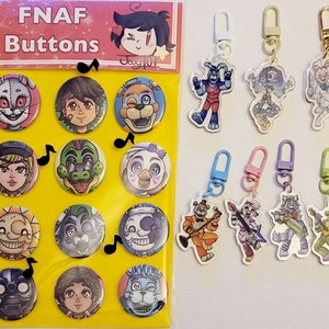 Puede incluir: Una hoja de papel amarilla con 12 botones redondos con personajes del videojuego Five Nights at Freddy's. Los botones están dispuestos en una cuadrícula de cuatro filas y tres columnas. El papel tiene las palabras "FNAF Buttons" impresas en la parte superior. También hay 10 tiradores de cremallera con diferentes personajes del juego.