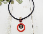minimalistisches Collier aus Kunstleder mit Anhänger