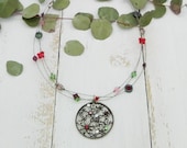 kurze Kette mit funkelnden Glaskristallen und buntem Strassanhänger