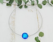 minimalistischer Halsreif mit Muranoglaslinse und Schnecke