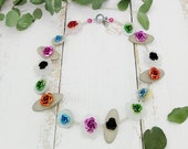 auffällige Kette Regenbogen mit Scheiben, Kunststoffblumen und Rosen