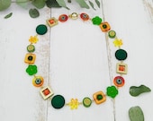 elegante Kette im Materialmix mit Blümchen in Kontrastfarben