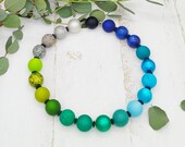 auffällige, minimalistische Halskette mit großen Perlen in grün blau grau