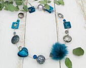 extravagante Statement Kette petrol grau mit Muranoglas, Puschel und Perlmuttelementen