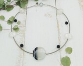 elegante Halskette mit Sardonyxscheibe und Bergkristall