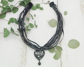 kurze Statement Kette mit Strassherz und funkelndem Glaskristall