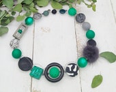 extravagante Kette mit Puschel, Resinelementen und Muranoglas