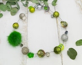 extravagante Statement Kette grün grau mit Pappmachékugeln, Puschel und Polarisperlen