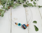 minimalistisches, buntes Collier mit Muranoglaslinse und Glaskristallen