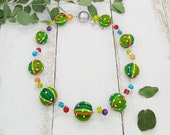 kunterbunte Statement Kette mit großen Pappmachékugeln und Polaris in Regenbogenfarben