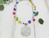 kurze Kette mit Blumen, Schmetterlingen, funkelnden Glaskristallen und großem Blütenornament aus Sterlingsilber
