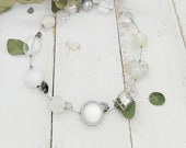 extravagante, weiße Statement Kette mit Polarisperlen, Glasherz und Bergkristall