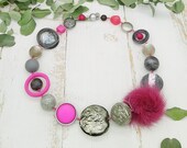 extravagante Kette mit Puschel, Hornelementen, Perlmutt und Muranoglas