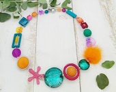 extravagante Kette mit Muranoglaslinsen, Blumen und Puschel