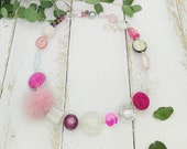extravagante Kette mit Puschel, Muranoglas und Blume