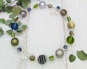 kurze Kette mit großen Kugeln und Blättern