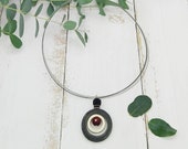 minimalistischer Halsreif mit Anhänger aus Horn und Sterlingsilber