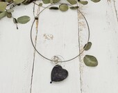 minimalistischer Halsreif mit großem Herz aus Horn und Sterlingsilber Schmetterling