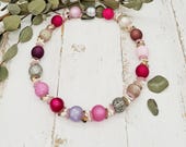 auffällige Halskette mit großen Perlen und kleinen Muscheln in rosa, pink, lila und silbergrau