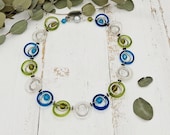 auffällige Statement Kette mit Glasringen, Metallringen und funkelnden Glaskristallen