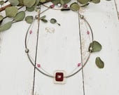 elegante Halskette mit Polarisrahmen, Strassperlen, funkelnden Glaskristallen und silbernen Röhrchen