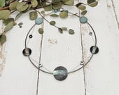 elegante Halskette mit Hornscheiben, Polarislinsen, Perlmutt und Röhrchen