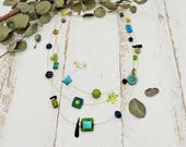 elegante, dreireihige Kette mit verschiedenen Perlen in petrol, grün und schwarz