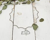 minimalistisches Statement Collier mit Fisch und funkelnden Glaskristallen