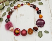 extravagante Statement Kette mit großem Resinelement, Polarissperlen, Pappmachéperle und  edlem Muranoglas
