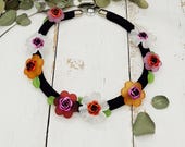auffällige Statement Kette mit Blüten und Blättern