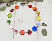 kurze Kette in Regenbogenfarben mit Kunststoffscheiben, Perlmuttknöpfen und funkelnden Glasblumen