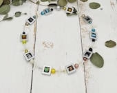 hübsche, leichte Kette mit silbernen Quadraten und Glasperlen in Regenbogenfarben